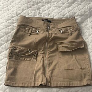 Cargo mini skirt with pockets.